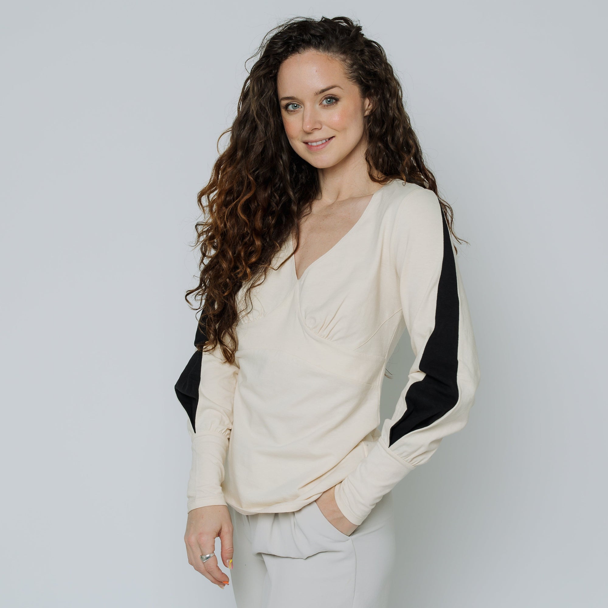 Lou V-neck Top (White / Black)
